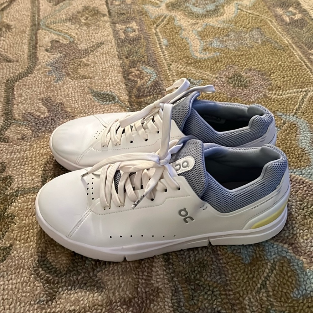 On Women's THE ROGER Advantage Shoes- size W9.5